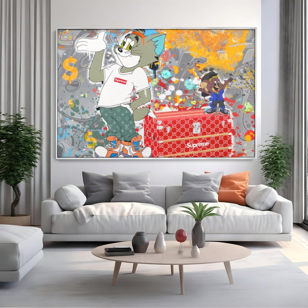 Tablou canvas cu tablou canvas cu tom si jerry, in rama de aluminiu argintiu, pe perete intr-un living